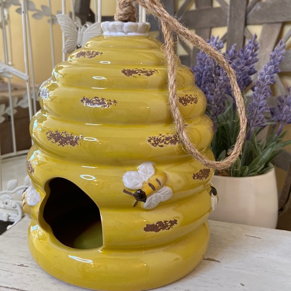 NEW! Cottage Farmhouse Distressed Bumblebee Queen Bee Beehive Ceramic Birdhouse - Picture 2 of 9